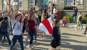 Bélarus: des centaines de femmes se mobilisent a Minsk