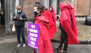 La manifestation pour le droit à l'IVG rassemble une vingtaine de personnes devant le Palais de Justice de Namur