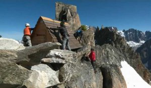 Dans les Alpes, un bivouac accroché aux cimes