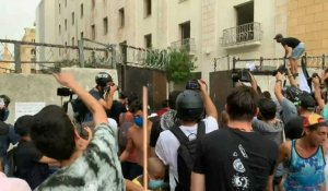 Des Libanais manifestent leur colère près du Parlement à Beyrouth