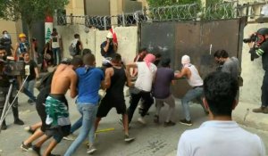 Liban: des manifestants forcent l'accès d'une rue menant au Parlement