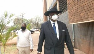 Affaire de corruption au Zimbabwe: l'ancien vice-président Mphoko arrive au tribunal