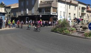 Alès : la caravane et les coureurs du Tour de France en centre ville d'Alès