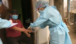 Au Pérou, les médecins dépistent le Covid-19 dans la banlieue de Lima