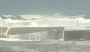 Mer agitée au lendemain du passage du typhon Haishen sur le sud du Japon