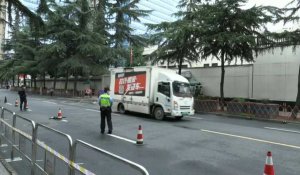 Chine: des camions de déménagement arrivent devant le consulat américain de Chengdu