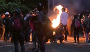 Portland: les manifestants brûlent des palettes