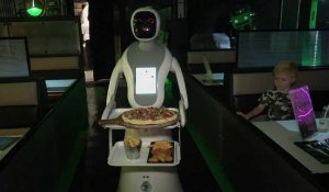 Premiers "serveurs-robots" dans un restaurant anglais