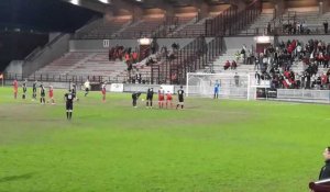 Ricci Lufimbu converti le penalty du 1-0 pour le RAEC Mons