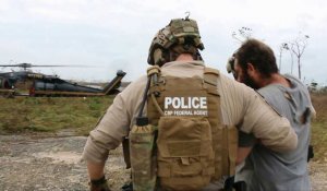 Bahamas: des officiers de la protection des frontières des États-Unis évacuent un blessé