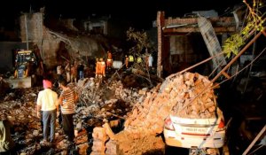Inde: secouristes et curieux sur le site de l'explosion meurtrière d'une usine de pétards