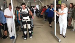 Démonstration d'un exosquelette au Centre Calvé de Berck
