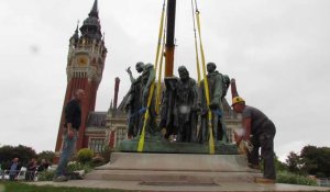 Opération de levage de la statue des Six-Bourgeois à Calais