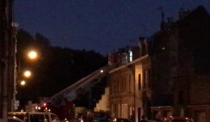 Grâce à leur grande-échelle, les pompiers d'Armentières parviennent à enfermer la panthère en bloquant la fenêtre du deuxième étage de la maison où elle vivait.