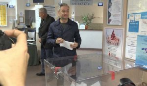 Le politicien polonais Robert Biedron vote aux élections législatives