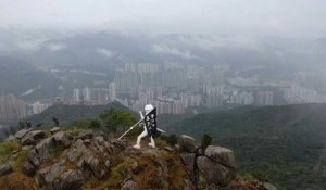Une statue appelant à libérer Hong Kong au sommet d'une montagne