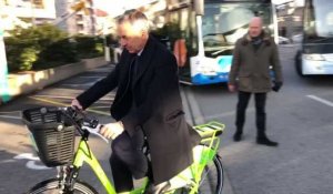 Le maire d'Annecy teste les nouveaux vélos électriques Vélonecy