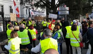 Les Gilets jaunes manifestent devant la préfecture de la Haute-Savoie à Annecy