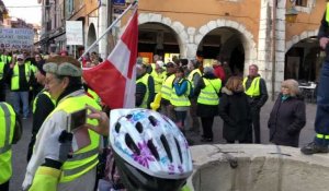 Manifestation des Gilets jaunes dans la vielle ville d'Annecy