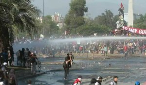 Chili: des canons à eau aspergent des manifestants à Santiago