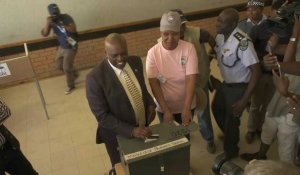 Elections au Botswana : le président Mokgweetsi Masisi vote