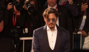 A la Mostra, Johnny Depp plaisante sur son rapport à l'alcool