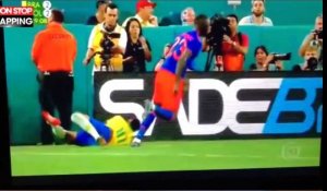 Neymar s'écrase contre un panneau publicitaire en plein match (Vidéo)