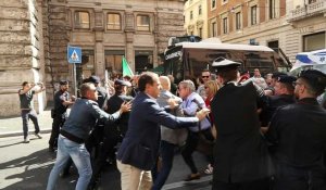Italie: des militants d'extrême droite se mobilisent à Rome avant le vote de confiance