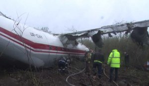 Atterrissage d'urgence d'un avion en Ukraine: des pompiers et sauveteurs sur les lieux