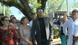 USA: des fans de José José se rassemblent à l'extérieur du funérarium