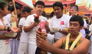 En Thaïlande, ce festival où l'on se perce les joues pour se purifier