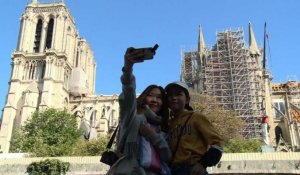 Même fermée, 'l'iconique" Notre-Dame attire les touristes