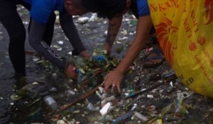 En Asie, des volontaires participent au World CleanUp Day