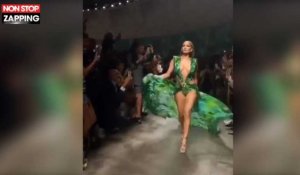 Jennifer Lopez enflamme le défilé Versace avec une robe emblématique (Vidéo)