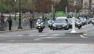 Le corbillard transportant Jacques Chirac arrive aux Invalides