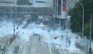 La police de Hong Kong tire du gaz lacrymogène sur les manifestants pro-démocratie