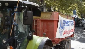A Cahors, les agriculteurs bloquent le boulevard