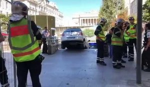 Insolite - Marseille : un automobiliste tente d'entrer dans un parking... par les escaliers !