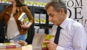 Nicolas Sarkozy dédicace son livre chez Filigranes à Bruxelles