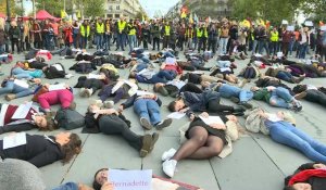 A Paris, des femmes allongées sur le sol pour dire non aux féminicides