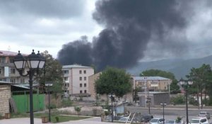 De la fumée s'élève au-dessus de la principale ville du Karabakh après des frappes