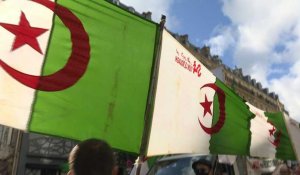Manifestation d'Algériens à Paris pour fêter la révolte d'octobre 1988