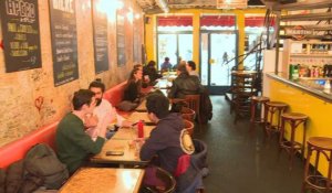 Coronavirus: dernière soirée dans les bars parisiens avant 15 jours de fermeture
