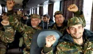 Des réservistes et volontaires arméniens partent pour le front au Nagorny Karabakh