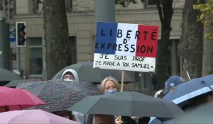 A Lille, une foule dense rend hommage au professeur décapité