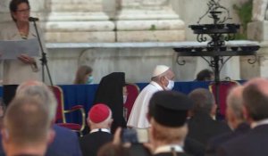 Rencontre interreligieuse à Rome: arrivée du pape, portant un masque, pour la prière de paix