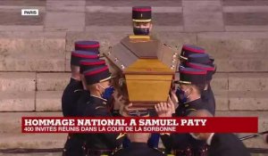 Hommage au professeur assassiné : entrée du cercueil de Samuel Paty dans la cour de la Sorbonne