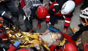 A Izmir, une fillette retrouvée vivante quatre jours après le séisme