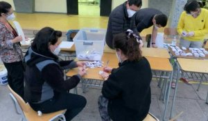 Le dépouillement des votes commence au Chili après un référendum historique