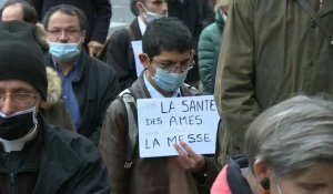 Des catholiques prient dans la rue à Paris pour le retour de la messe